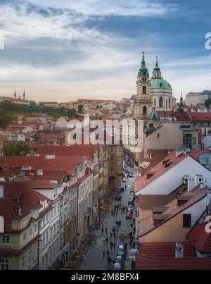 Vista aerea di St. Chiesa di Nicholas e Mala Strana - Praga, Repubblica Ceca Foto Stock