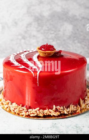 Torta al lampone. Torta di compleanno o festeggiamenti ricoperta di lampone all'esterno e ripiena di frutti di bosco. Design speciale. primo piano Foto Stock