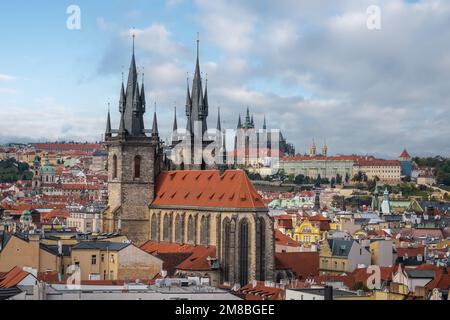 Veduta aerea della Chiesa di nostra Signora prima di Tyn con il Castello di Praga sullo sfondo - Praga, Repubblica Ceca Foto Stock