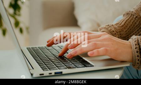 Primo piano le mani femminili di una donna d'affari irriconoscibile utente professionista che utilizza la digitazione sul notebook. Vista ritagliata ragazza sconosciuta che lavora con Foto Stock