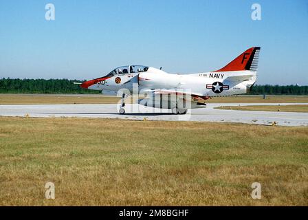 Una vista laterale sinistra di un velivolo TA-4J Skyhawk di Training Squadron 86 (VT-86) sulla pista. Base: Naval Air Station, Pensacola Stato: Florida (FL) Paese: Stati Uniti d'America (USA) Foto Stock