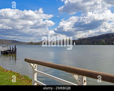 Vista sul lago Baldeneysee nella zona della Ruhr, Germania Foto Stock