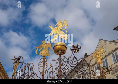 Leone d'oro dettaglio del pozzo medievale e Fontana in Piazza Male Namesti - Praga, Repubblica Ceca Foto Stock