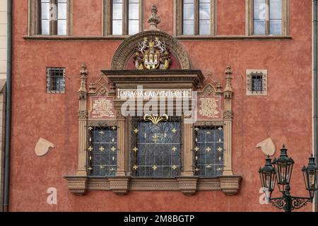 Vecchio Municipio facciata ovest casa con iscrizione Praga Caput Regni (Praga Capo del Regno) - Praga, Repubblica Ceca Foto Stock