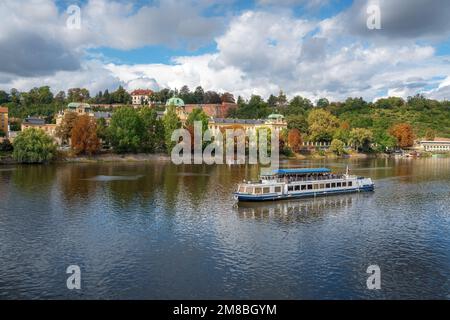 Barca turistica sul fiume Moldava - Praga, Repubblica Ceca Foto Stock