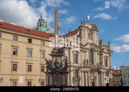 Colonna della Santissima Trinità e St. La facciata della chiesa di Nicholas a Mala Strana - Praga, Repubblica Ceca Foto Stock