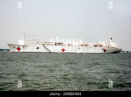 Una vista del fascio di porto della nave ospedaliera USNS COMFORT (T-AH-20) all'ancora. Base: Hampton Roads, Norfolk Stato: Virginia (VA) Nazione: Stati Uniti d'America (USA) Foto Stock
