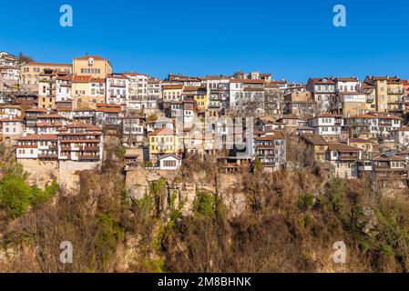 Vista panoramica della città di Veliko Tarnovo in Bulgaria sotto la calda luce solare invernale Foto Stock