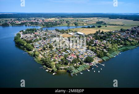 Veduta aerea dello Stagno di Mittersheim che copre una superficie di 220 ettari e attraversato dal Canal des houilleres de la Sarre, Mosella Foto Stock