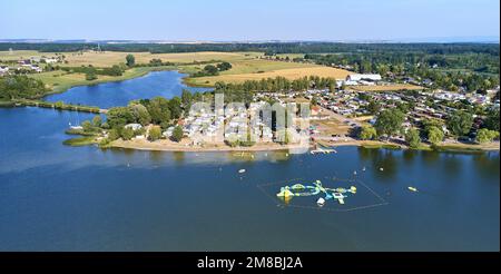 Parco sportivo e ricreativo del Mittersheim Pond. Stagno che copre una superficie di 220 ettari e attraversato dal Canal des houilleres de la Sarre, Foto Stock