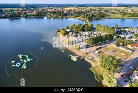 Parco sportivo e ricreativo del Mittersheim Pond. Stagno che copre una superficie di 220 ettari e attraversato dal Canal des houilleres de la Sarre, Foto Stock