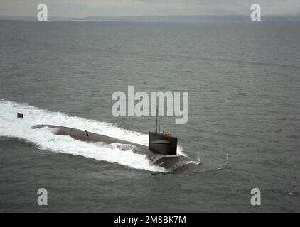 Una vista a dritta dell'HADDOCK sottomarino di attacco nucleare USS (SSN-621) in corso al largo della costa di San Diego. Paese: Oceano Pacifico (POC) Foto Stock