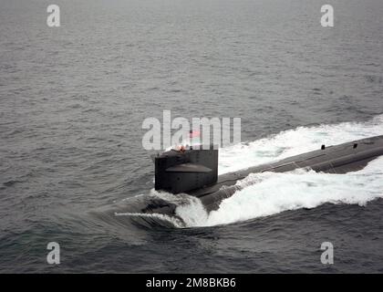 Una vista di prua del sottomarino di attacco nucleare USS HADDOCK (SSN-621) in corso al largo della costa di San Diego. Paese: Oceano Pacifico (POC) Foto Stock