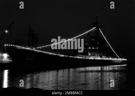 Le luci decorano la nave da guerra USS MISSOURI (BB-63) mentre l'imbarcazione è ormeggiata a un molo. La nave da guerra USS NEW JERSEY (BB-62) è ormeggiata sul lato opposto del molo. Base: Naval Air Station, Long Beach Stato: California (CA) Paese: Stati Uniti d'America (USA) Foto Stock