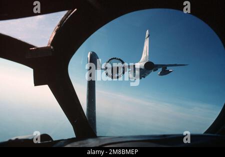 Una vista posteriore di un aeromobile Corsair II dello Squadrone di attacco 105 (VA-105) A-7E che traina una fossa di rifornimento da un serbatoio alare, come visto da un aeromobile Intruder KA-6D dello Squadrone di attacco 176 (VA-176). Entrambi gli aeromobili sono situati a bordo della portaerei USS FORRESTAL (CV 59). Paese: Oceano Atlantico (AOC) Foto Stock