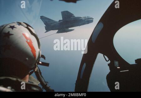 Una vista laterale destra di un aeromobile Corsair II dello Squadrone di attacco 105 (VA-105) A-7E che traina una drugue di rifornimento da un serbatoio alare, come visto da un aeromobile Intruder KA-6D dello Squadrone di attacco 176 (VA-176). Entrambi gli aeromobili sono situati a bordo della portaerei USS FORRESTAL (CV 59). Paese: Oceano Atlantico (AOC) Foto Stock