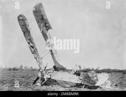 Foto d'epoca circa 1917 di un aereo tedesco si schiantò sul fronte occidentale in Francia durante la prima guerra mondiale Foto Stock