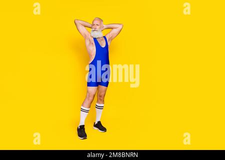 Foto a tutta lunghezza di un uomo in pensione serio fresco vestito blu tuta costume braccia mani testa vuoto spazio isolato giallo sfondo Foto Stock