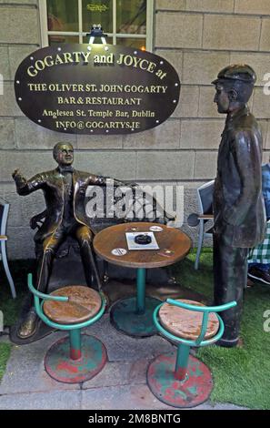 Oliver St John Gogartys bar, statua di James Joyce, nel cuore di Temple Bar, Dublino, Eire, Irlanda - 18-21 Anglesea St, Temple Bar, Dublino 2, D02 RX38 Foto Stock