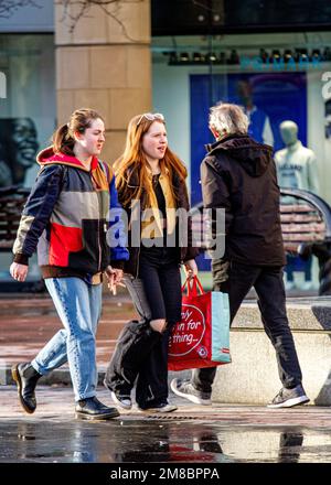 Dundee, Tayside, Scozia, Regno Unito. 13th Jan, 2023. UK Weather: In una mattina di gennaio luminosa e mite, le temperature nel nord-est della Scozia sono salite a 8°C.. Nonostante la realtà che l'inflazione in Scozia è in aumento, alcune donne alla moda sono fuori e in giro nel centro di Dundee in cerca di vendite a metà gennaio, mentre in giro per la loro vita quotidiana. Credit: Dundee Photographics/Alamy Live News Foto Stock