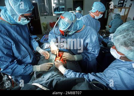 Un'unità chirurgica nota come "la squadra del cuore" esegue un intervento chirurgico a cuore aperto negli Stati Uniti Air Force Medical Center. Il team, che esegue circa 100 di tali operazioni all'anno, è composto da un gruppo selezionato di tecnici, infermieri e medici guidati da LT. COL. (Dr.) Clinton Baisden, presidente del dipartimento di chirurgia e capo di chirurgia cardiaca. Base: Keesler Air Force base Stato: Mississippi (MS) Paese: Stati Uniti d'America (USA) Foto Stock
