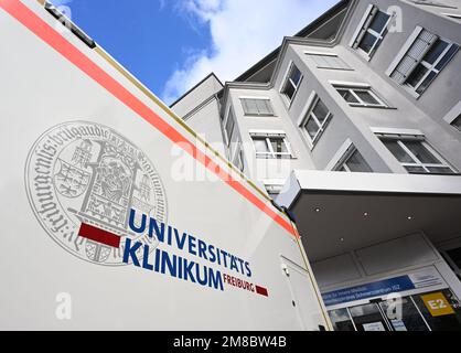 Friburgo in Breisgau, Germania. 13th Jan, 2023. Un'ambulanza è parcheggiata di fronte alla clinica di biologia tumorale dell'ospedale universitario di Friburgo. Una bomba di 500 kg della seconda guerra mondiale è stata trovata vicino alla clinica e deve essere disinnescata il 14 gennaio 2023. Per questo motivo, i pazienti che si trovano in edifici entro il raggio della bomba devono essere parzialmente ricollocati. Credit: Uli Deck/dpa/Alamy Live News Foto Stock