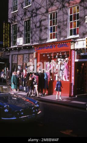 Carnaby Street Scene, Londra, mostra Carnaby Girl Shop, aprile 1969 Foto di Tony Henshaw Archive Foto Stock