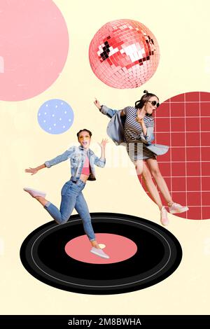 Foto collage verticale di giovani migliori amici ragazze ballare jumping eccitato soggiorno vinile retro disco palla disco splendere isolato su sfondo disegno Foto Stock