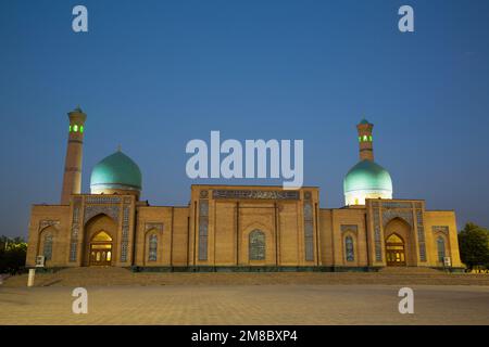 Sera, Moschea Khazrati Imam, complesso Hazrati Imam, Tashkent, Uzbekistan Foto Stock