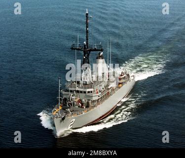 Una vista di prua del porto della nave USS DEFENDER (MCM-2) in corso di contromisure in miniera. Paese: Sconosciuto Foto Stock