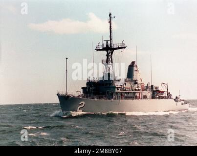 Una vista di prua del porto della nave USS DEFENDER (MCM 2) in corso di contromisure in miniera. Paese: Sconosciuto Foto Stock