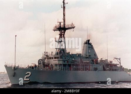 Una vista di prua del porto della nave USS DEFENDER (MCM 2) in corso di contromisure in miniera. Paese: Sconosciuto Foto Stock