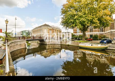 un canale con barche in acqua e gli edifici su entrambi i lati, come visto dal ponte sul fiume Foto Stock