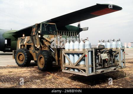 Un carrello elevatore per terreni accidentati MW20BFL viene utilizzato per spostare un compressore d'aria più vicino a un aeromobile C-130 Hercules. Il compressore d'aria viene utilizzato per pressurizzare i sistemi antincendio modulari ad aria (MAFFS) di cui sono dotati diversi aeromobili per combattere gli incendi boschivi nell'area del Crater Lake. Base: Klamath Falls Stato: Oregon (OR) Paese: Stati Uniti d'America (USA) Foto Stock