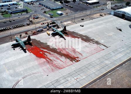 I prodotti chimici ritardanti di fiamma macchiano la linea di volo vicino a due aerei C-130 Hercules a Geiger Field. Le sostanze chimiche sono state drenate dai sistemi antincendio modulari (MAFFS) installati a bordo dell'aeromobile, che vengono utilizzati per combattere gli incendi boschivi nel vicino complesso delle White Mountain. Base: Spokane Stato: Washington (WA) Nazione: Stati Uniti d'America (USA) Foto Stock