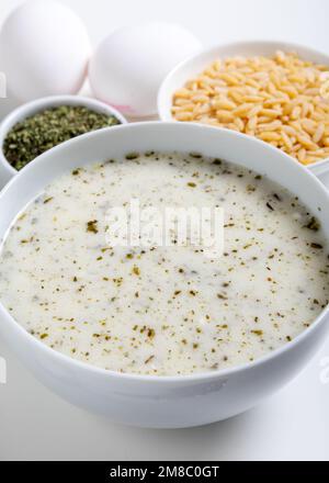 Zuppa yayla tradizionale (zuppa di yogurt) su sfondo di pietra Foto Stock