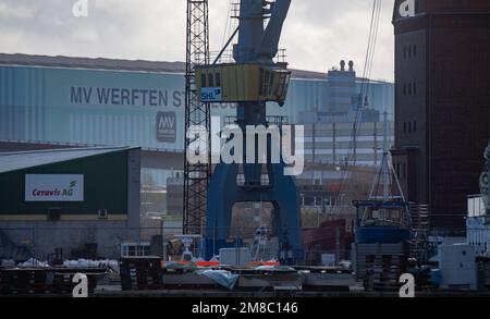 Stralsund, Germania. 13th Jan, 2023. Una gru si trova nel porto di fronte a Stralsund. Il tempo a Meclemburgo-Pomerania anteriore sarà piuttosto grigio e nuvoloso nei prossimi giorni. Credit: Stefan Sauer/dpa/ZB/dpa/Alamy Live News Foto Stock