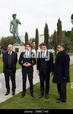 Nizza, Francia, 13 gennaio 2023 . Gabriel Attal, Ministre de l'Action et des Comptes Publics, visite le chantier de verdisement de la ville de Nice, dans le prolongement de la Coulée Verte, et a pu aquercevoir le chantier de démolition du Théâtre National de Nice en présence de Christian Estrosi, le maire de la ville. Le 13 Janvier 2023. Gabriel Attal, Ministro dell'azione e dei conti pubblici, visita il sito verde della città di Nizza, nell'estensione della Coulée Verte, e ha potuto vedere il sito di demolizione del Teatro Nazionale di Nizza alla presenza di Christian Estrosi , il sindaco o Foto Stock