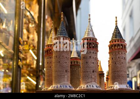 Istanbul souvenir - torri galata in miniatura in vendita al di fuori del negozio di souvenir turistico, Istanbul, Turchia Foto Stock