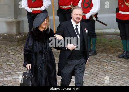 Salem, Germania. 13th Jan, 2023. Il principe Alexander zu Schaumburg-Lippe e sua moglie Mahkameh lasciano il minster dopo il servizio funerario per Max Margravio di Baden. Il Margravio era morto il 29 dicembre all'età di 89 anni nel Castello di Salem sul Lago di Costanza. Credit: Philip von Ditfurth/dpa/Alamy Live News Foto Stock