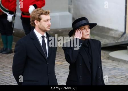 Salem, Germania. 13th Jan, 2023. Pierre Casiraghi e sua madre Caroline, Principessa di Hannover e Principessa di Monaco, lasciano il Minster dopo il servizio funebre per Max Margravio di Baden. Il Margravio era morto il 29 dicembre all'età di 89 anni nel Castello di Salem sul Lago di Costanza. Credit: Philip von Ditfurth/dpa/Alamy Live News Foto Stock