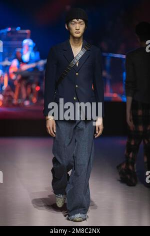 Milano, Italia. 13th Jan, 2023. Milano, settimana della moda di Milano, autunno inverno 2023/2024. Milano, moda uomo, autunno inverno 2023/2024. Gucci fashion show Catwalk nella foto: Model Credit: Independent Photo Agency/Alamy Live News Foto Stock
