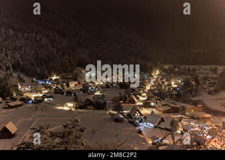 Congelato nel tempo: Incantevoli case Shirakawa-go coperte di neve frizzante Foto Stock