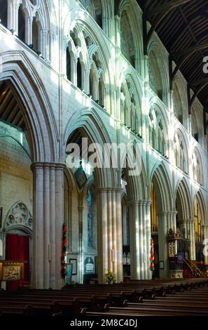 Navata interna con grandi archi in pietra nella chiesa del Priorato di Bridlington Foto Stock