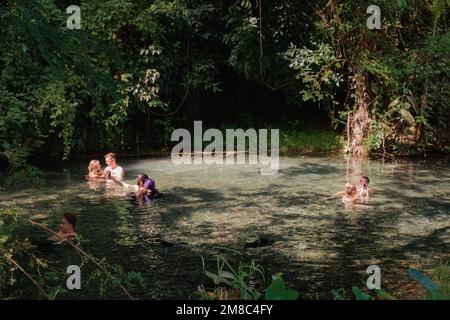 pai, Thailandia. Novembre 23, 2022. Turisti che fanno il bagno nelle sorgenti termali di Sai Ngam a Pai, provincia di Mae Hong Son, Thailandia Foto Stock