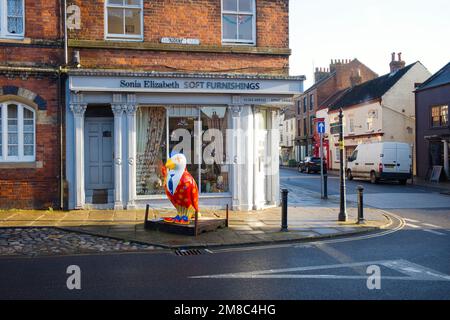 Mercato a Old Bridlington con una figura di puffin di fibra di vetro dipinta all'esterno Foto Stock