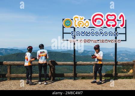 PAI, Thailandia. Novembre 23, 2022. Turisti asiatici in bicicletta ammirando il paesaggio presso il punto di vista Doi Kio Lom lungo il Mae Hong Son Loop nella T settentrionale Foto Stock