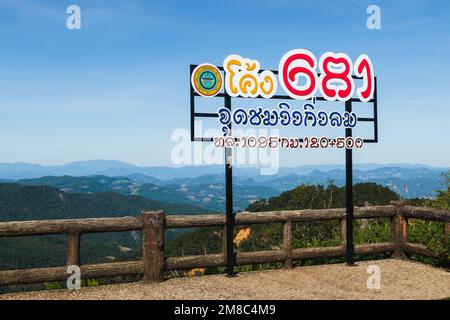 PAI, Thailandia. Novembre 23, 2022. Firma presso il punto di osservazione Doi Kio Lom lungo il Mae Hong Son Loop nel nord della Thailandia Foto Stock