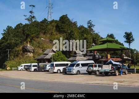 PAI, Thailandia. Novembre 23, 2022. Auto e minivan parcheggiati presso il punto di osservazione Doi Kio Lom lungo il Mae Hong Son Loop nel nord della Thailandia. Foto Stock