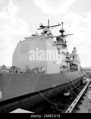 Una vista parziale di prua portuale dell'incrociatore missilistico guidato MONTEREY (CG 61) in costruzione, che mostra la sovrastruttura e gli alberi della nave. La nave è completa al 90%. Base: Bath Stato: Maine (ME) Nazione: Stati Uniti d'America (USA) Foto Stock